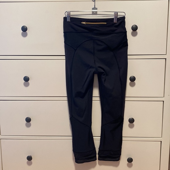 Black lululemon size 4 medium rise leggings - Picture 2 of 9